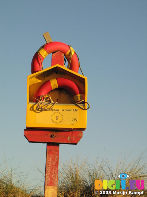 SX00590 Ringbuoys lifesafers in station